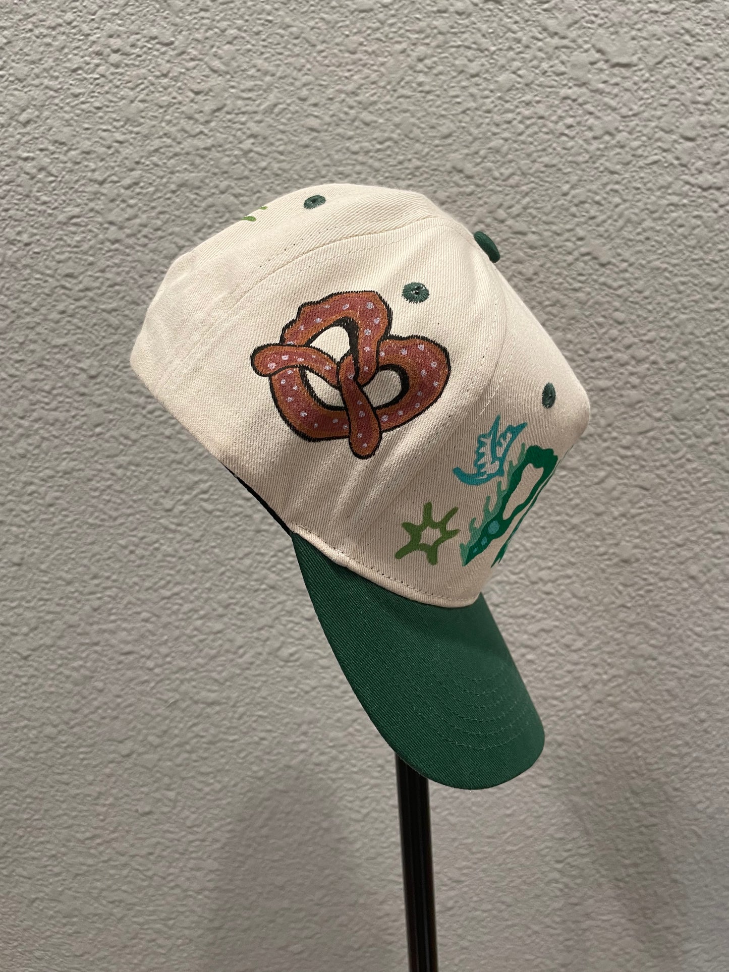 this is a sneaky secret hat and if you get it I’ll send you extra stickers n goodies bc ur a HOMIIIIEEEE